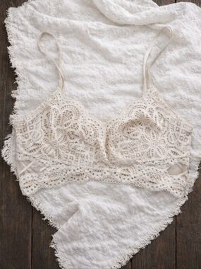 Victoria's Secret Lace Bralette in Cream - Size M